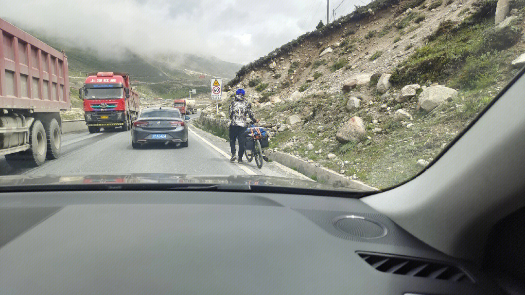小车318川藏线上逆行被大货车逼退，一次惊险的旅途经历