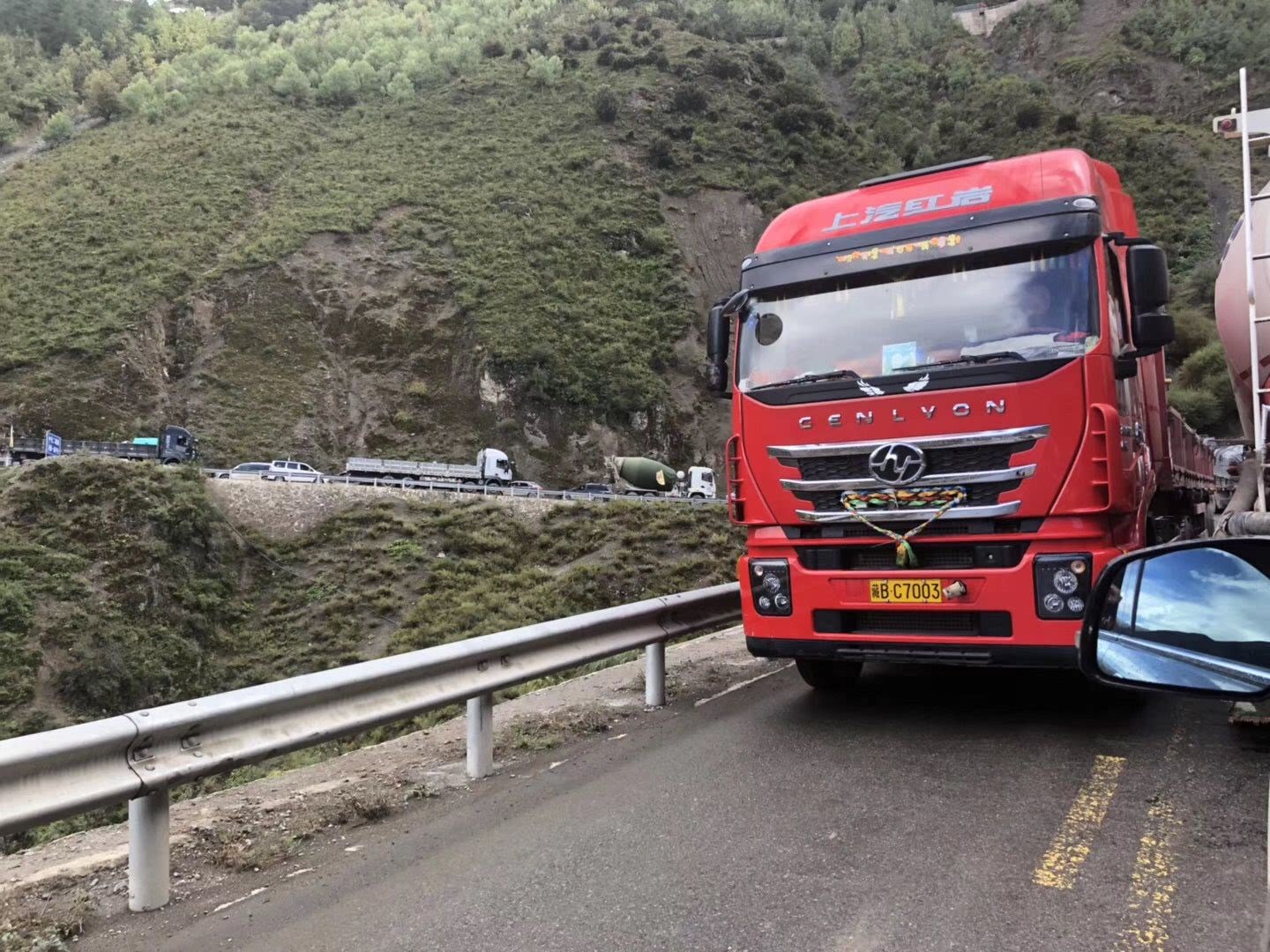 小车318川藏线上逆行被大货车逼退，一次惊险的旅途经历