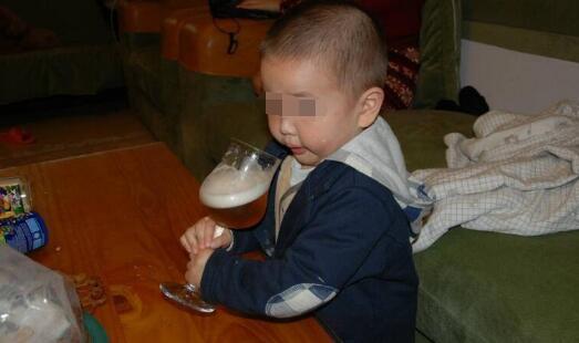 婴儿意外喝下啤酒，如何应对与处理