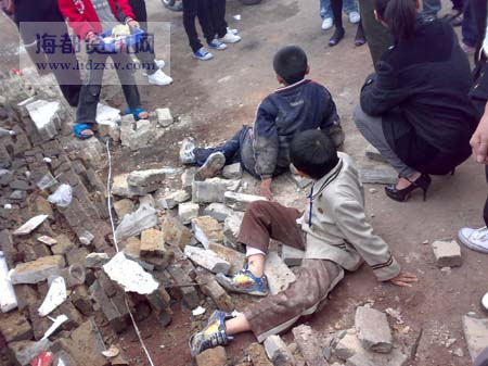 围墙倒塌砸死祖孙俩，法律责任与道德伦理的探讨