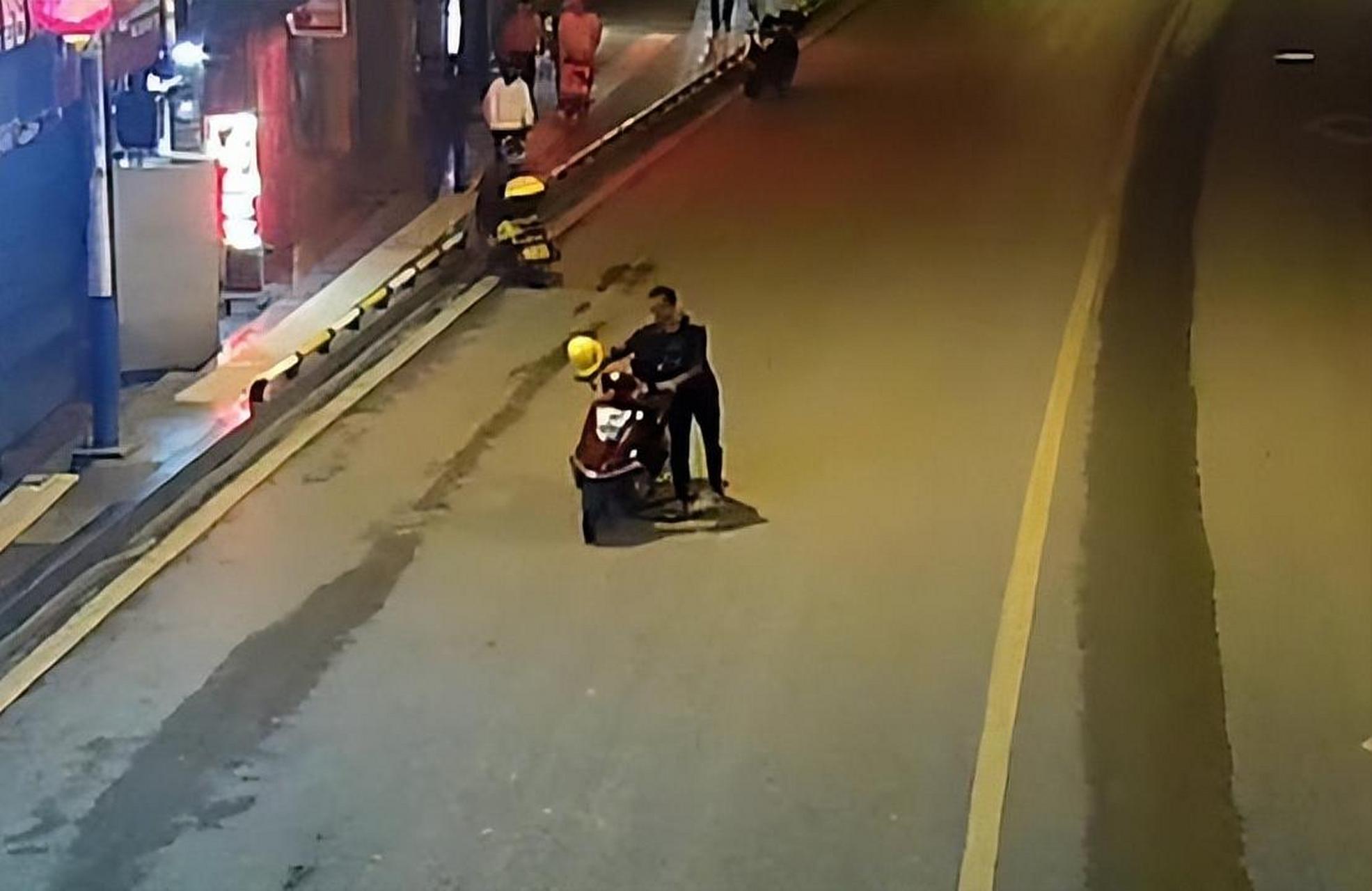 两男子酒后推车回家的故事