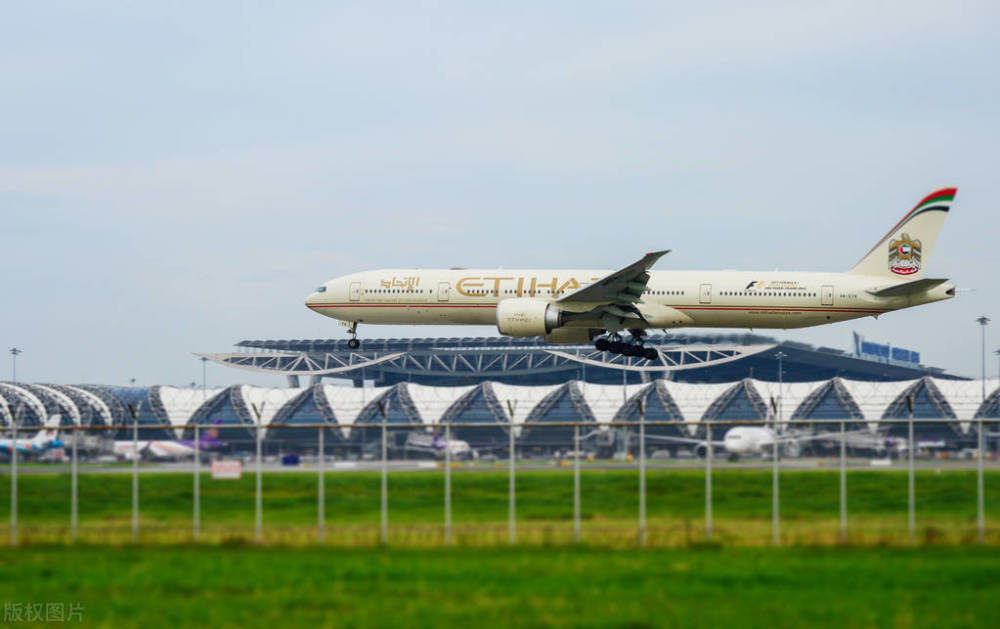 以色列暂停飞往其他国家航班，全球航空业面临新的挑战