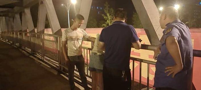 桥上的泪滴，女子因父亲生日仍要加班的心酸故事