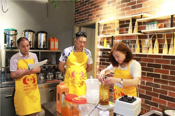 奶茶店遭遇洪灾，老板含泪诉心声