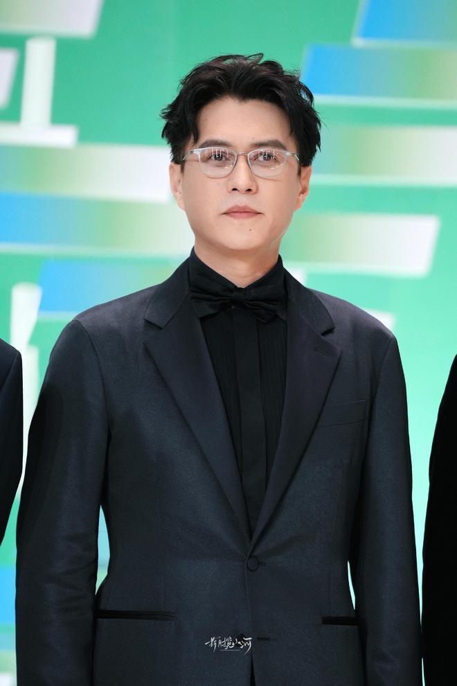 靳东荣膺白玉兰最佳男主角，演技之光，实至名归